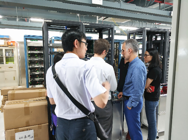 陪同伊朗客戶參現生產車間,看著實物介紹產品